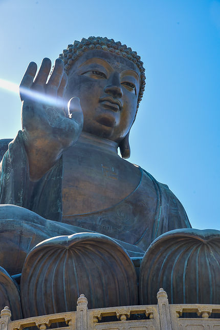 Lumière du soleil dans la main de Bouddha