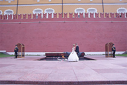 Jeunes mariés devant le Kremlin
