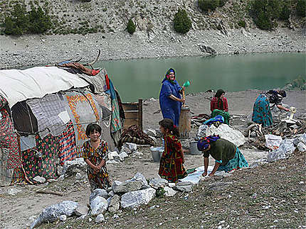 Campement de femmes dans la montagne