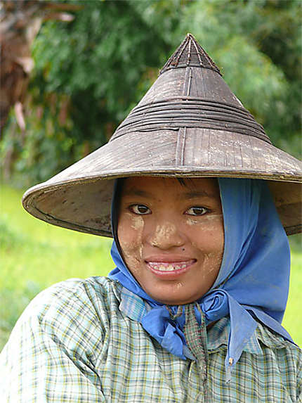 Jeune femme dans une rizière
