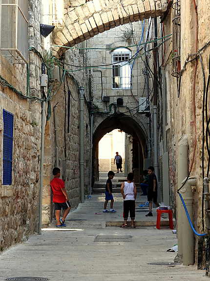 Enfants jouant dans la vieille ville de Jérusalem