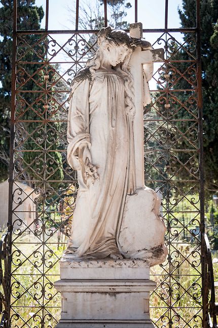 Alger - Tombe avec statue de jeune-femme