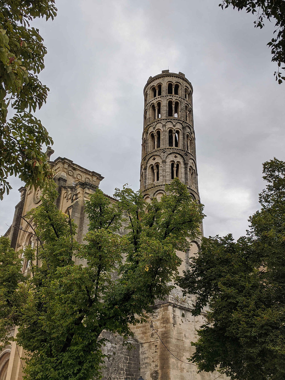 Cathédrale et tour à Uzès