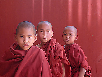 Trois jeunes moines à Kakku