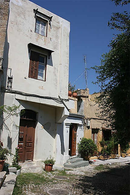 Une petite rue de la ville de Rhodes