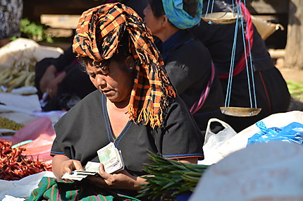 Au marché de Hpaung Daw U - ethnie Pao