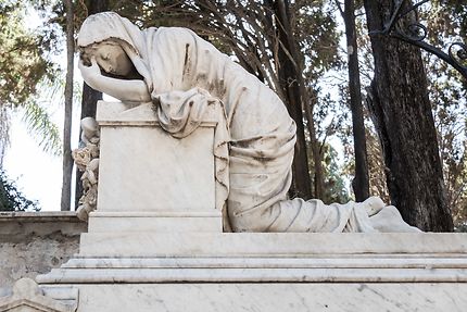Alger - Tombe avec statue de pleureuse