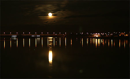 Superbe reflet de la lune dans la Loire