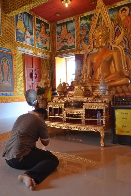 Prière dans le temple de Phang Nga