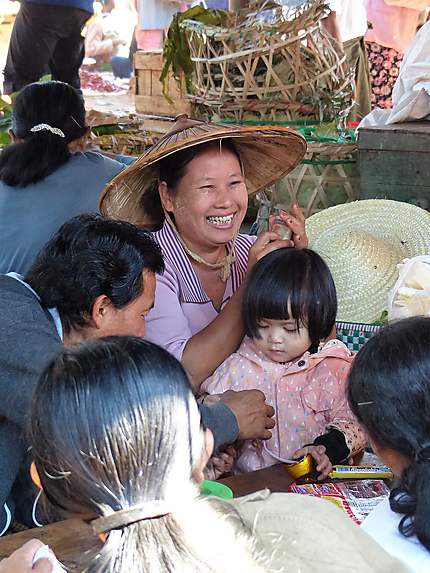 Au marché de Hpaung Daw U