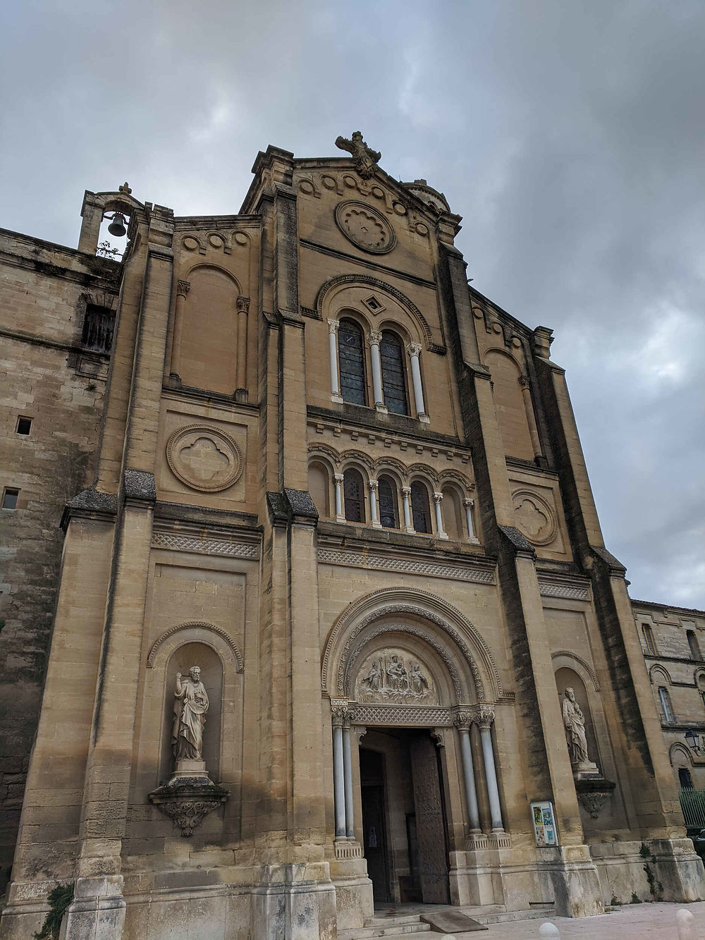 Façade de la cathédrale d'Uzès