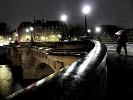 Paris la nuit, sous la pluie