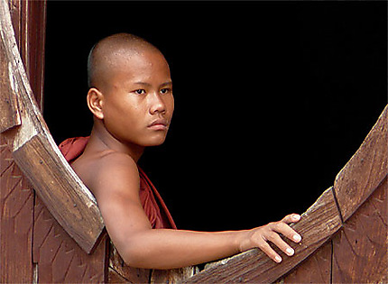 Jeune moine à la fenêtre de teck