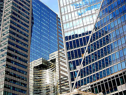 Reflets entre immeubles modernes