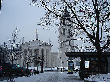 La façade principale de la cathédrale de Vilnius