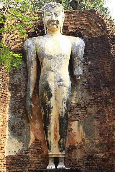 Le grand Bouddha debout du Wat Phra Si Iriyabot Le grand Bouddha debout du Wat Phra Si Iriyabot