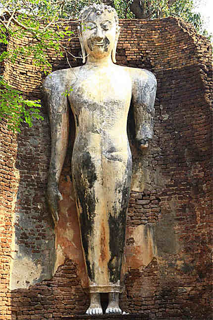 Le grand Bouddha debout du Wat Phra Si Iriyabot