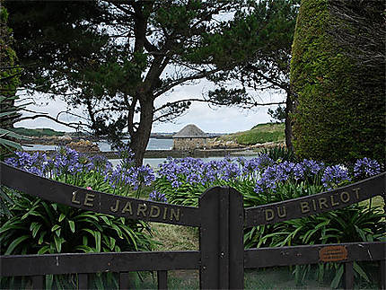 Le jardin de Birlot avec vue sur le moulin