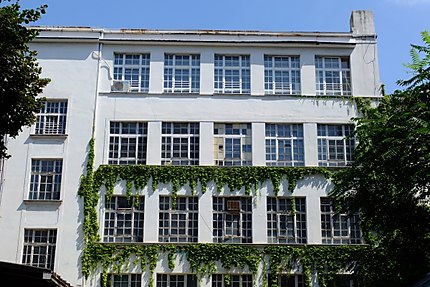 Bâtiment à façade blanche et larges fenêtres