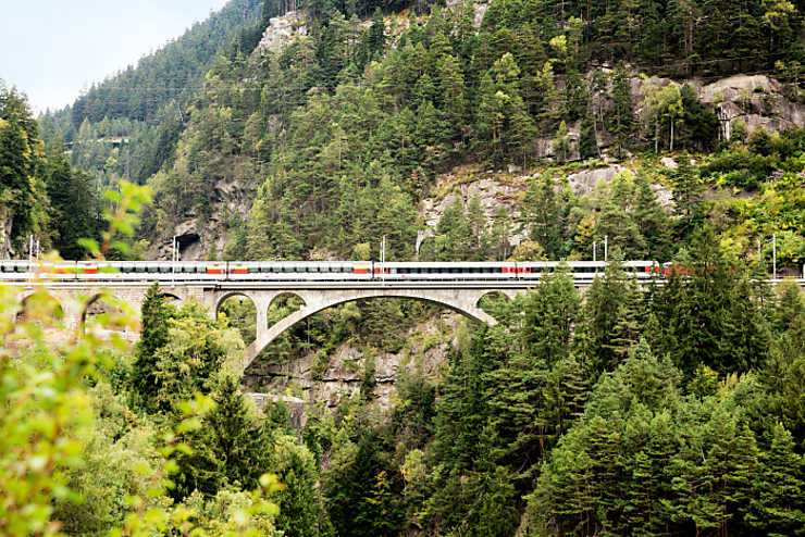 Suisse - Gotthard Panorama Express : un nouveau train touristique panoramique