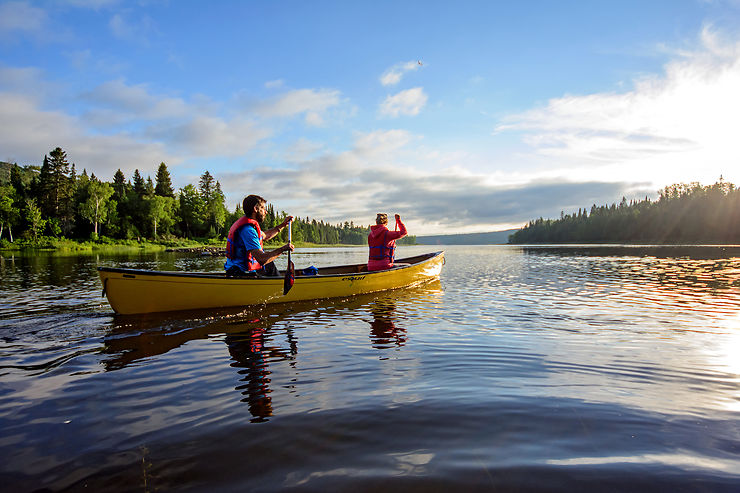 Pagayer en canot ou kayak de mer sur des rivières et des lacs majestueux