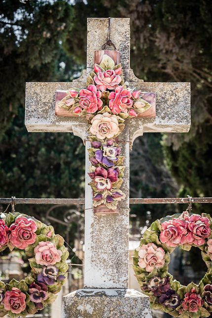 Alger - Tombe avec croix fleurie