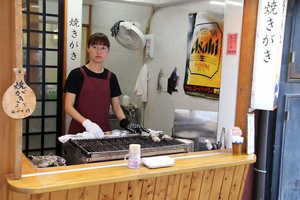 Vente d'huîtres grillées - spécialité de Miyajima