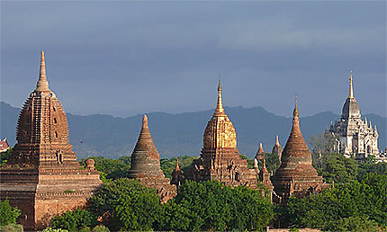 Lumière du matin sur les temples de Bagan