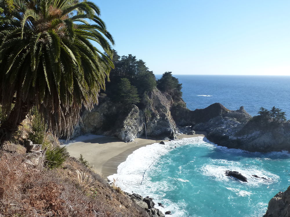 Cascade sur la plage à Pfeiffer Beach, Californie