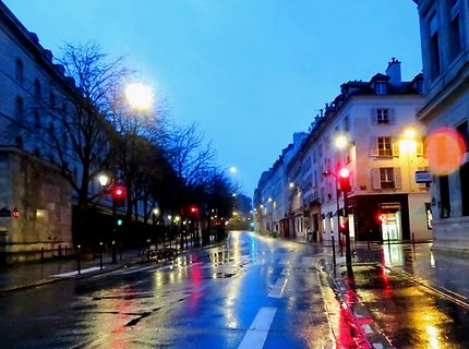 Scène de rue la nuit sous la pluie
