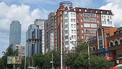 Une rue d'affaires à Ekaterinburg