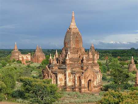 Lumière du soir sur les temples de Bagan