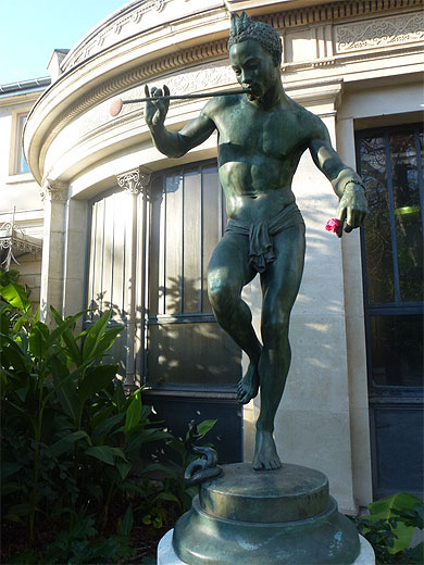 Statue dans la ménagerie du Jardin des Plantes Statue dans la ménagerie du Jardin des Plantes