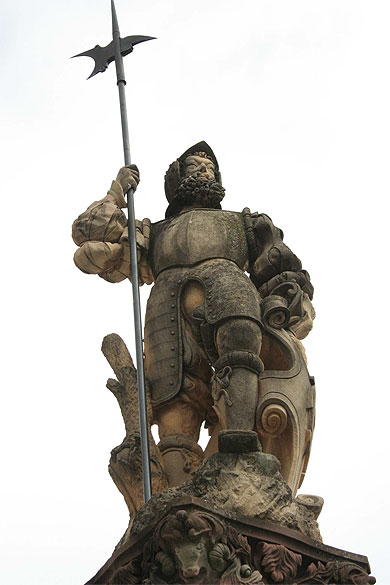 Mulhouse - Le soldat de la fontaine de la Place de la Réunion Mulhouse - Le soldat de la fontaine de la Place de la Réunion