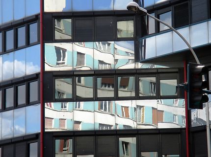 Immeuble moderne, aux reflets déformés