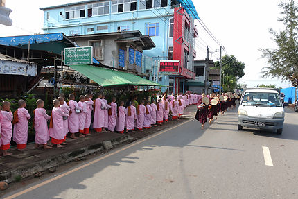 Offrande des moines et nonnes à  Hpa-An