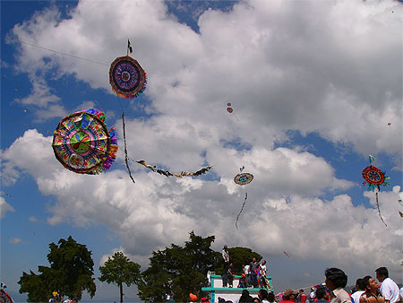 Vol de cerfs volants le 1er novembre à Santiago Sacatepéquez Vol de cerfs volants le 1er novembre à Santiago Sacatepéquez