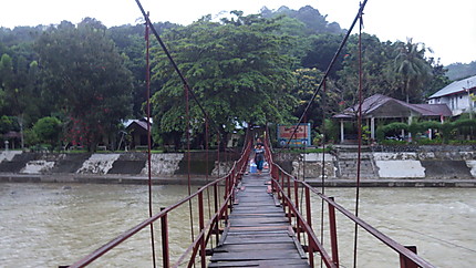 Pont suspendu village Bukit Lawang
