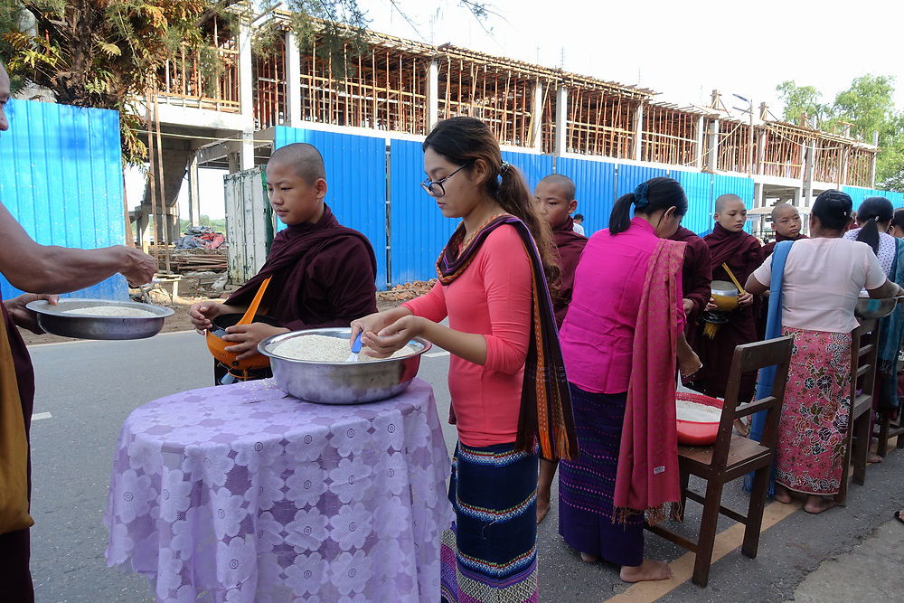 Offrande des moines et nonnes à  Hpa-An