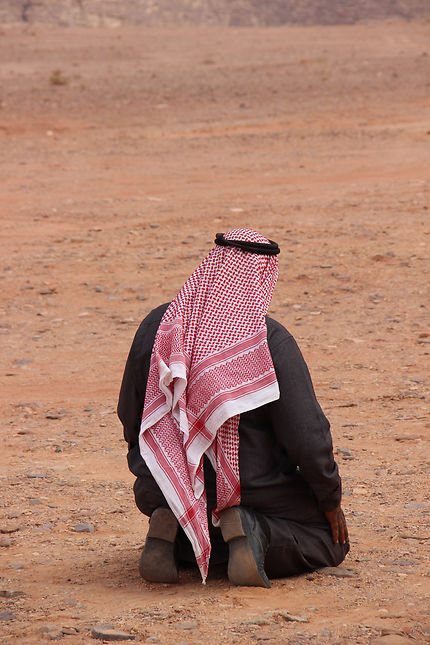 Prière dans le Wadi Rum