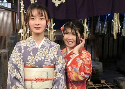 Jeunes filles souriantes en kimono