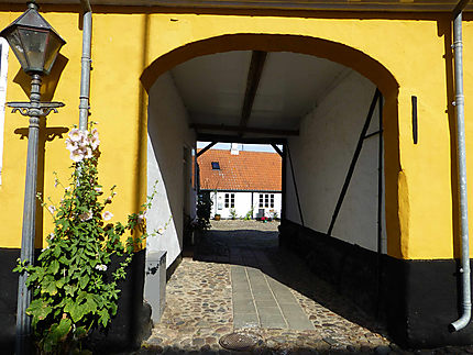 Porche jaune à Ebeltoft