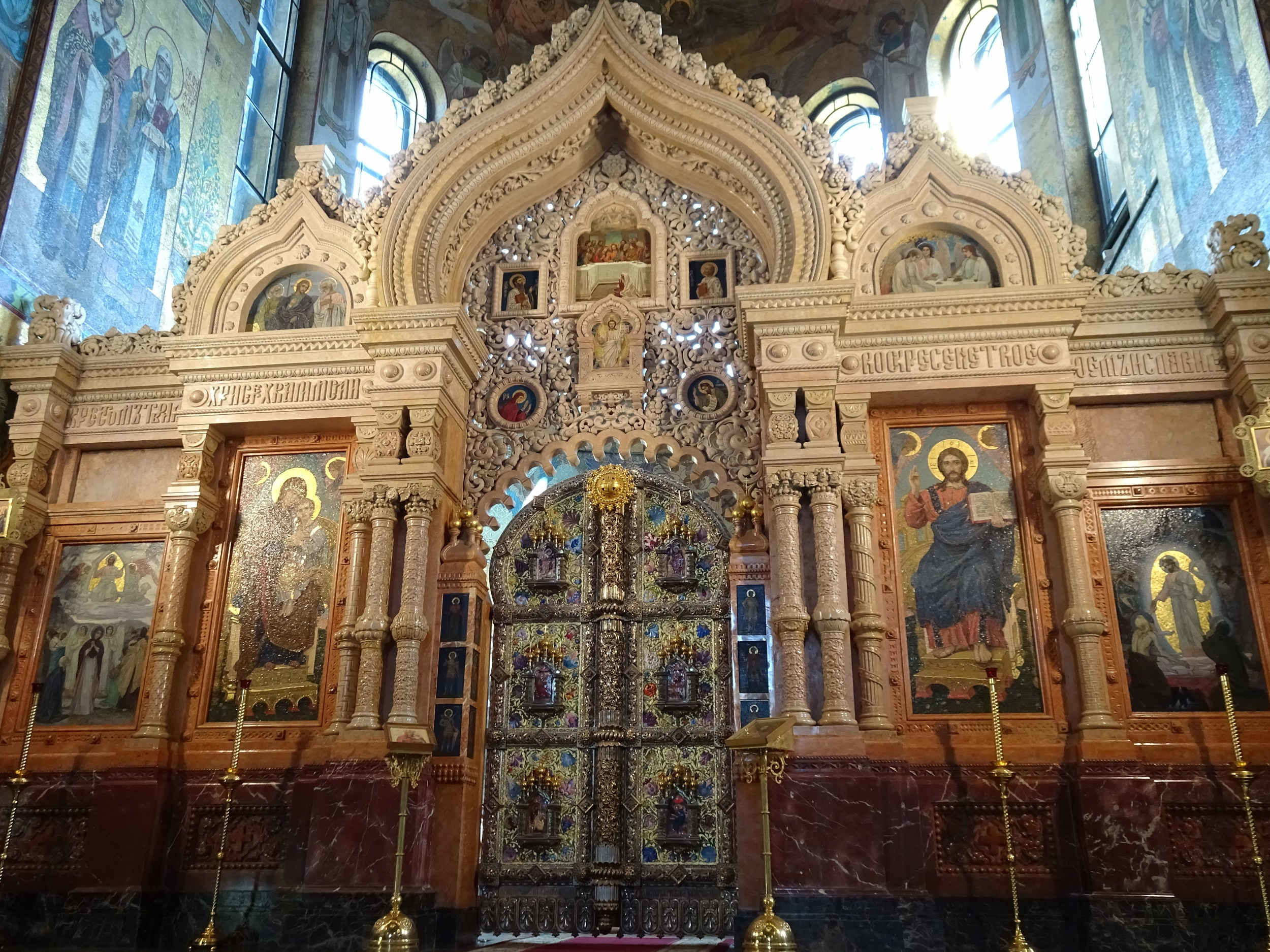 Superbe iconostase à Saint-Pétersbourg