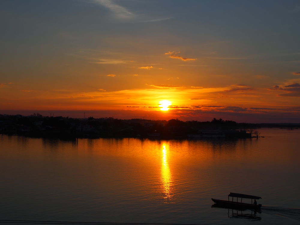 Coucher de soleil sur le lac Peten Itza