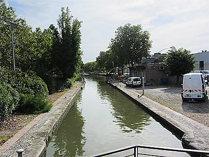 Le Canal du midi à Toulouse, l'écluse Béarnais, arrivée du bief éponyme (2e bief sur les 63 biefs  du canal)