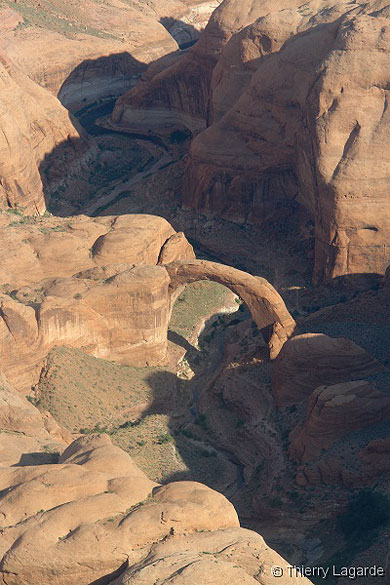 Survol du lac powell: rainbow bridge Survol du lac powell: rainbow bridge