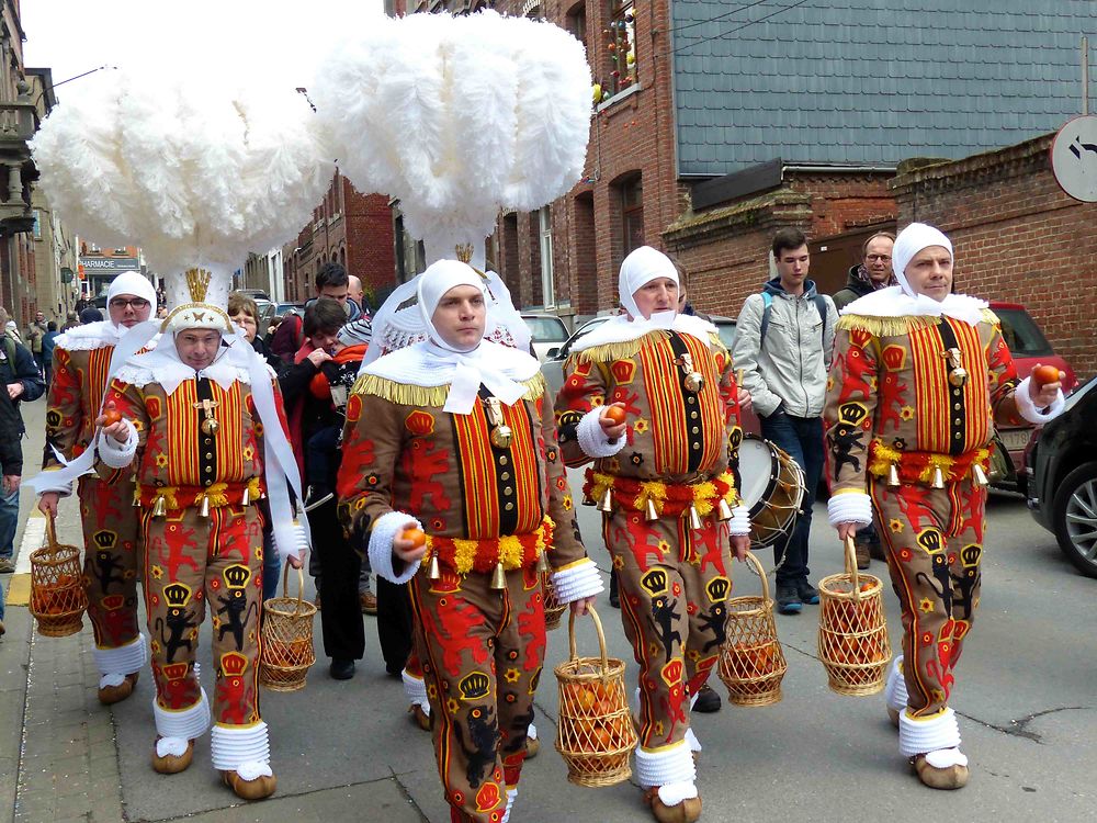 Les Gilles et leurs chapeaux en plumes d'autruche