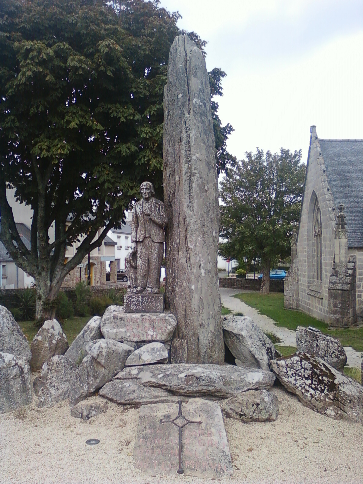 Monument aux Morts et Menhir Monument aux Morts et Menhir