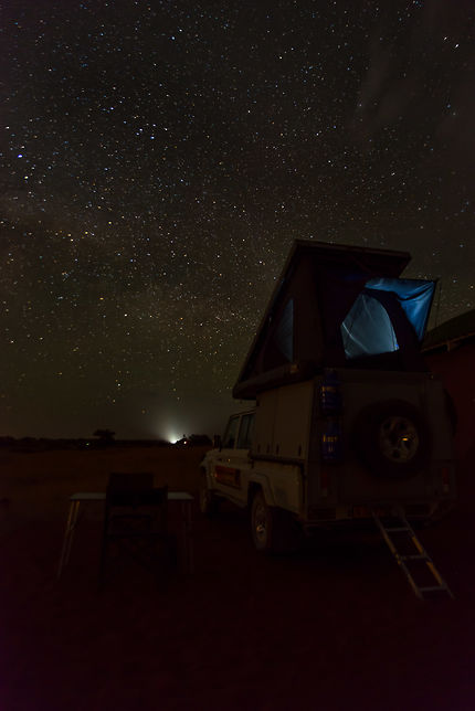 Sous les étoiles dans le Kalahari