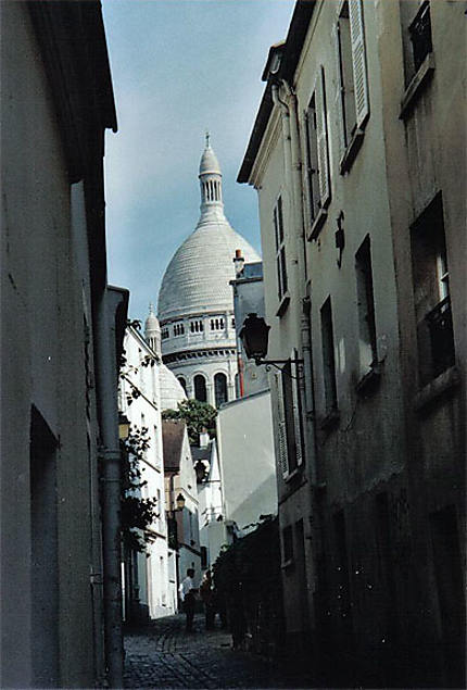 Petite ruelle de Montmartre donnant sur le Sacré-Coeur